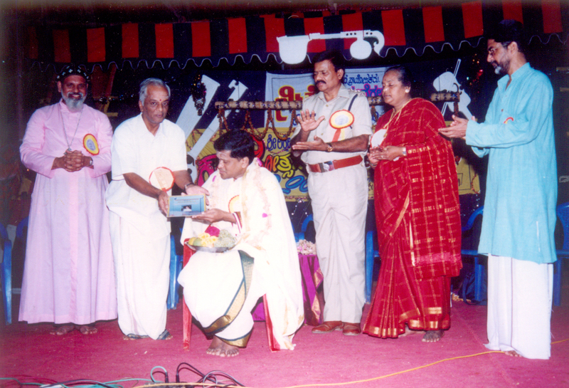 50th Year, Sri Neyveli Santhanagopalan being presented with 'Kanchana Venkata Subrahmaniam Award' in the presence of most reverent Bishop Geevarghese Mar Divannasios